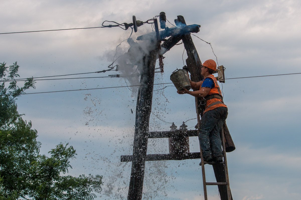 Электрикам пришлось тушить пожар самостоятельно Электрикам пришлось тушить пожар самостоятельно