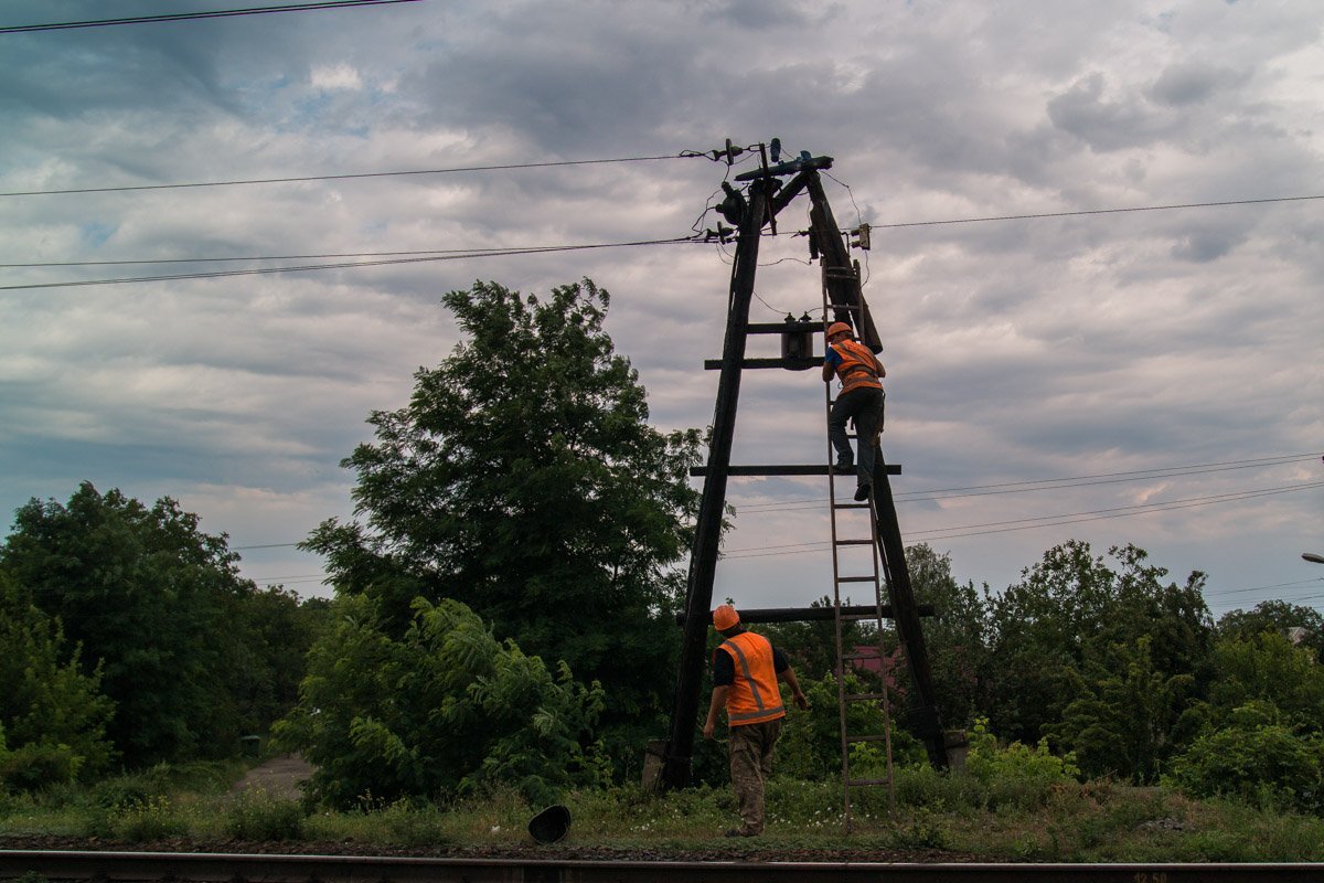 В ход пошло все, куда можно было набрать воду: ведра и баклажки В ход пошло все, куда можно было набрать воду: ведра и баклажки