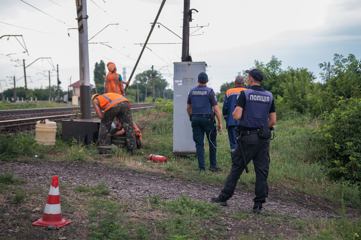 Патрульные охраняли территорию, чтобы никто из людей не подходил близко к столбу Патрульные охраняли территорию, чтобы никто из людей не подходил близко к столбу