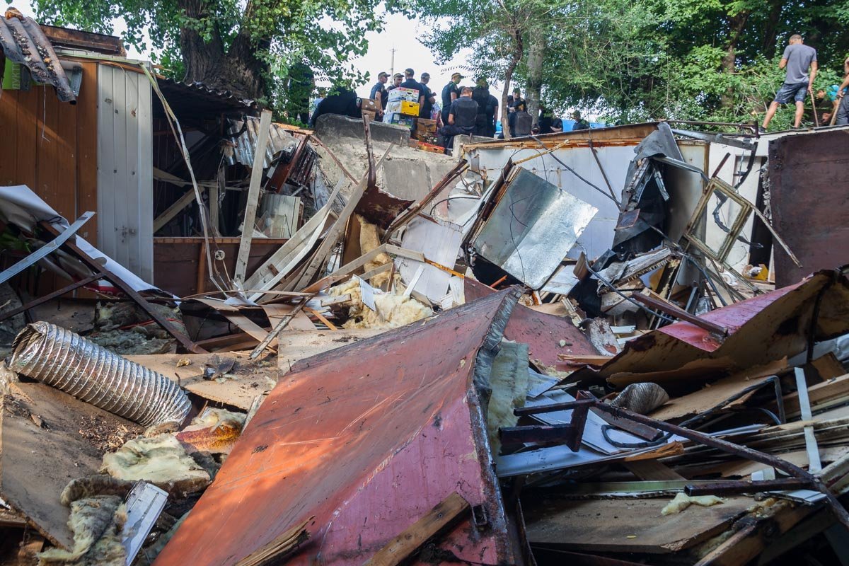 12 июля начался массовый "разгром" МАФов на небольшом рынке на улице Бердянской 12 июля начался массовый "разгром" МАФов на небольшом рынке на улице Бердянской