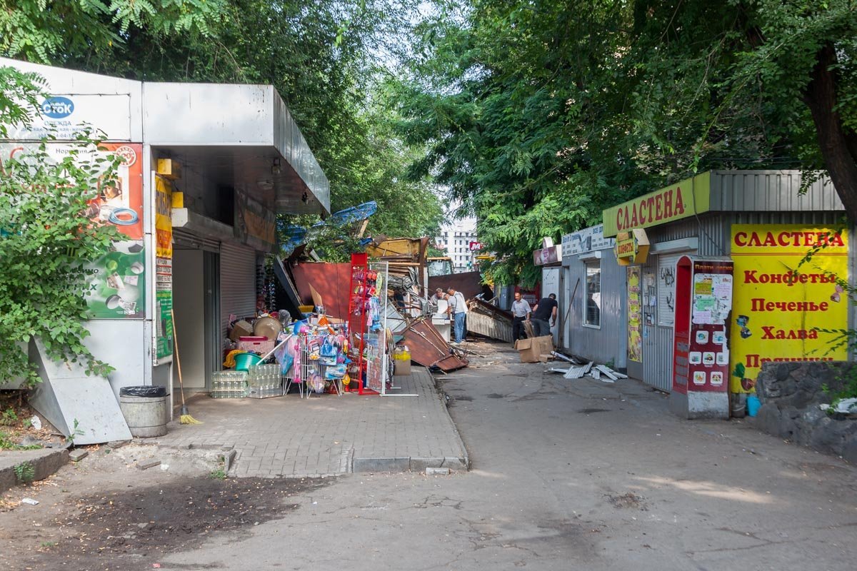Сейчас место, где ранее находился рынок, напоминает катакомбы Сейчас место, где ранее находился рынок, напоминает катакомбы