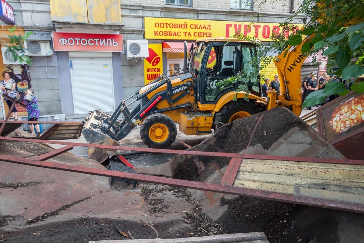 Стекло бульдозера разбили Стекло бульдозера разбили