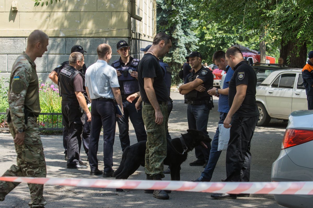 Территорию взяли под охрану, на место вызвали взрывотехников с собаками Территорию взяли под охрану, на место вызвали взрывотехников с собаками