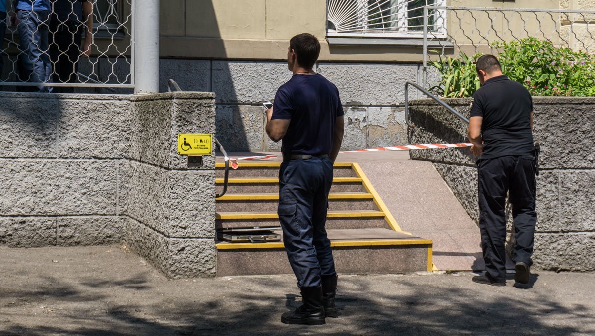На протяжении часа спецслужбы осматривали здание суда На протяжении часа спецслужбы осматривали здание суда