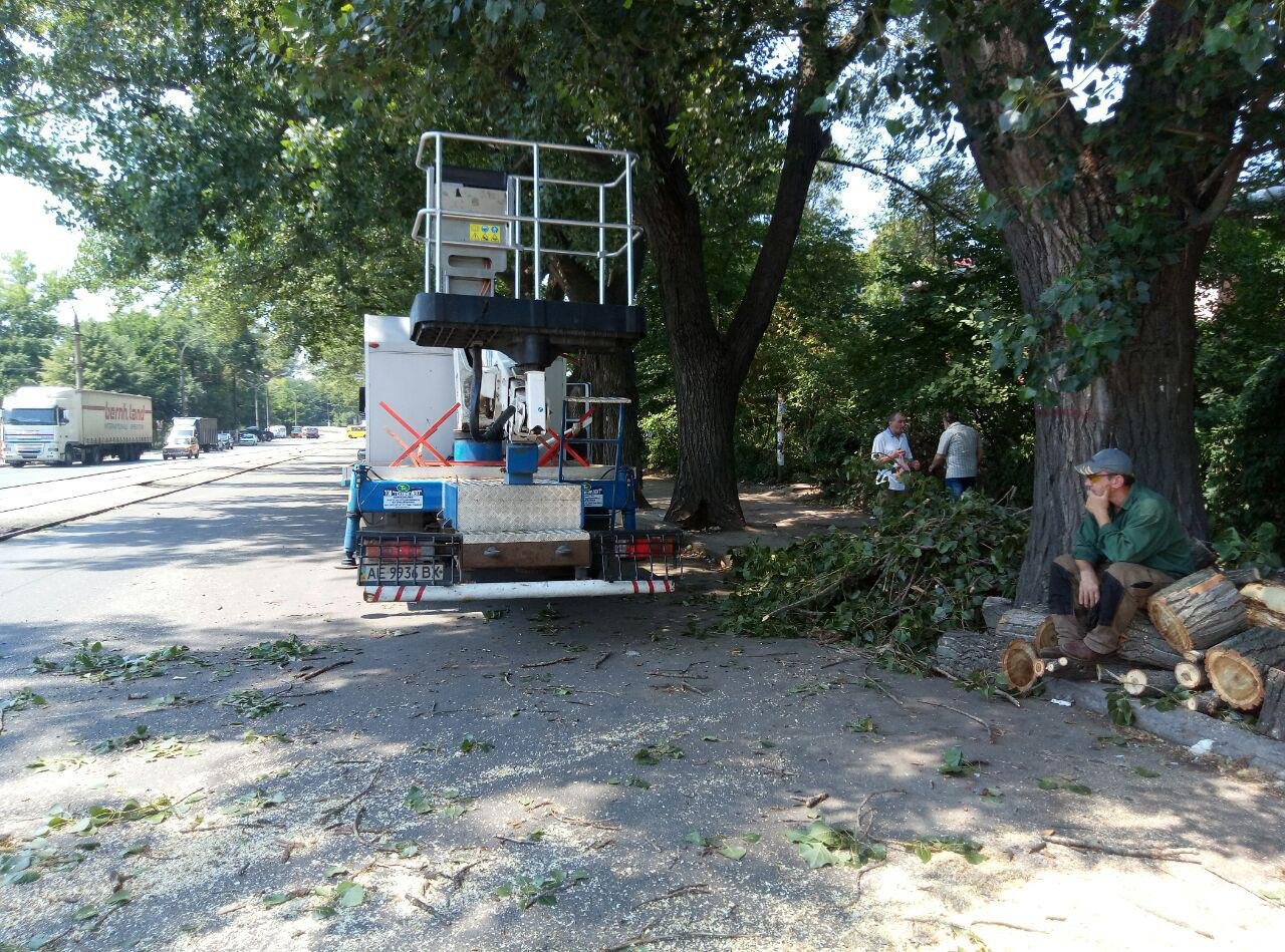 Движение транспорта на этом участке дороги не затруднено Движение транспорта на этом участке дороги не затруднено