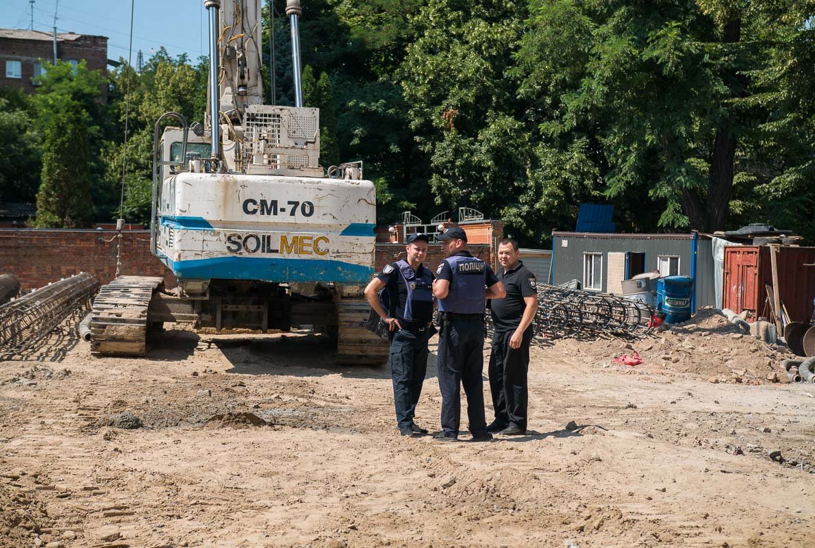 Патрульные взяли место под охрану до приезда взрывотехников  Патрульные взяли место под охрану до приезда взрывотехников