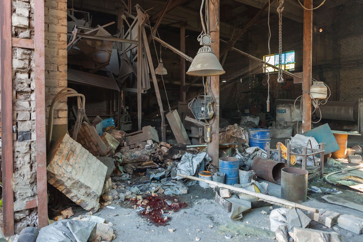 В этом цеху взорвалась печь, возле которой находилось двое мужчин