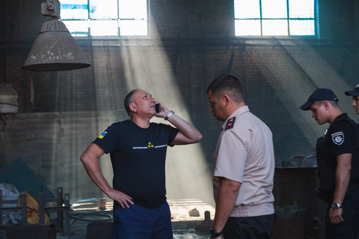 Спасатели достали людей из-под завалов