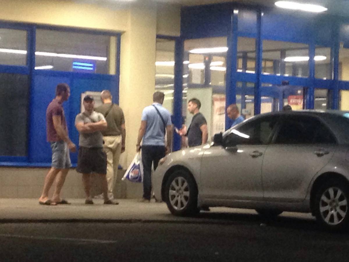 Возле банкоматов собираются очереди Возле банкоматов собираются очереди