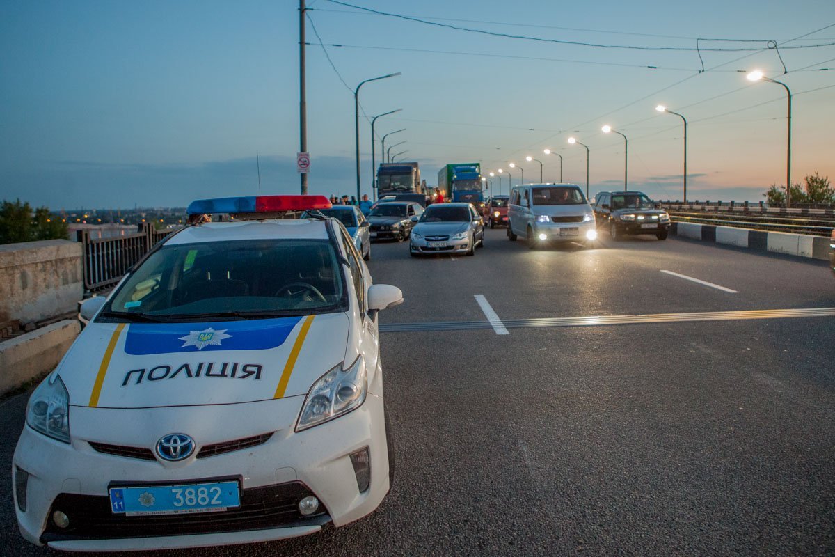ДТП заблокировало движение на мосту на Левый берег ДТП заблокировало движение на мосту на Левый берег