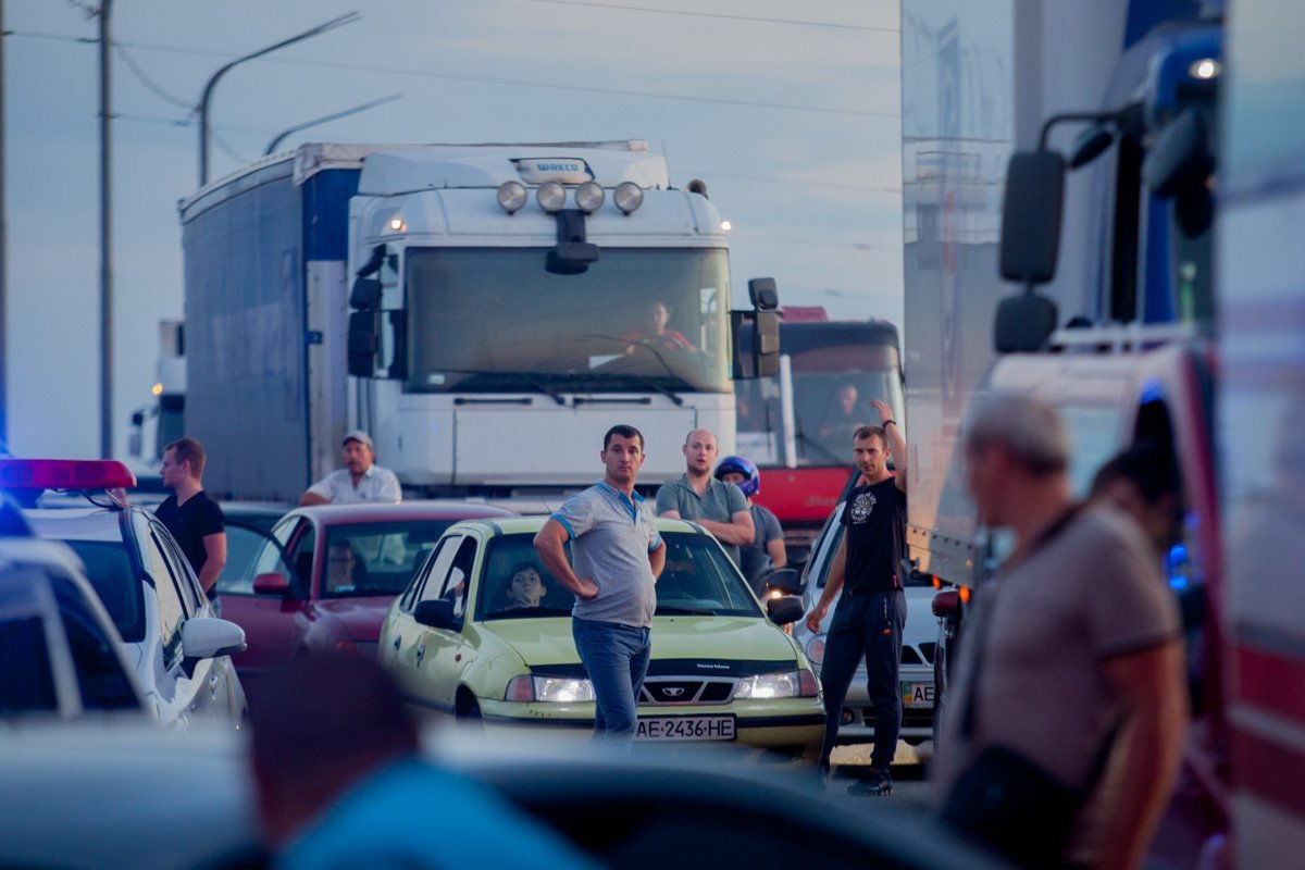 Некоторые пассажиры решили добираться пешком Некоторые пассажиры решили добираться пешком