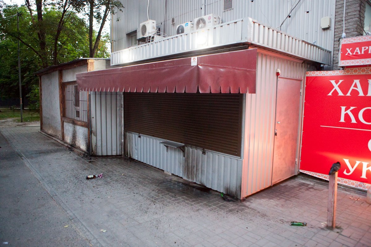 Киоск на проспекте Героев закидали коктейлями Молотова Киоск на проспекте Героев закидали коктейлями Молотова