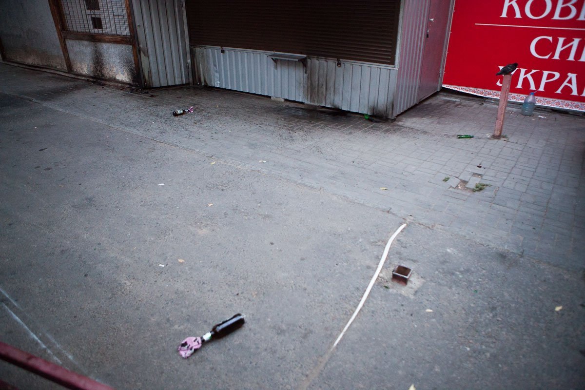 Группа людей, которые повредили киоск, скрылась с места Группа людей, которые повредили киоск, скрылась с места