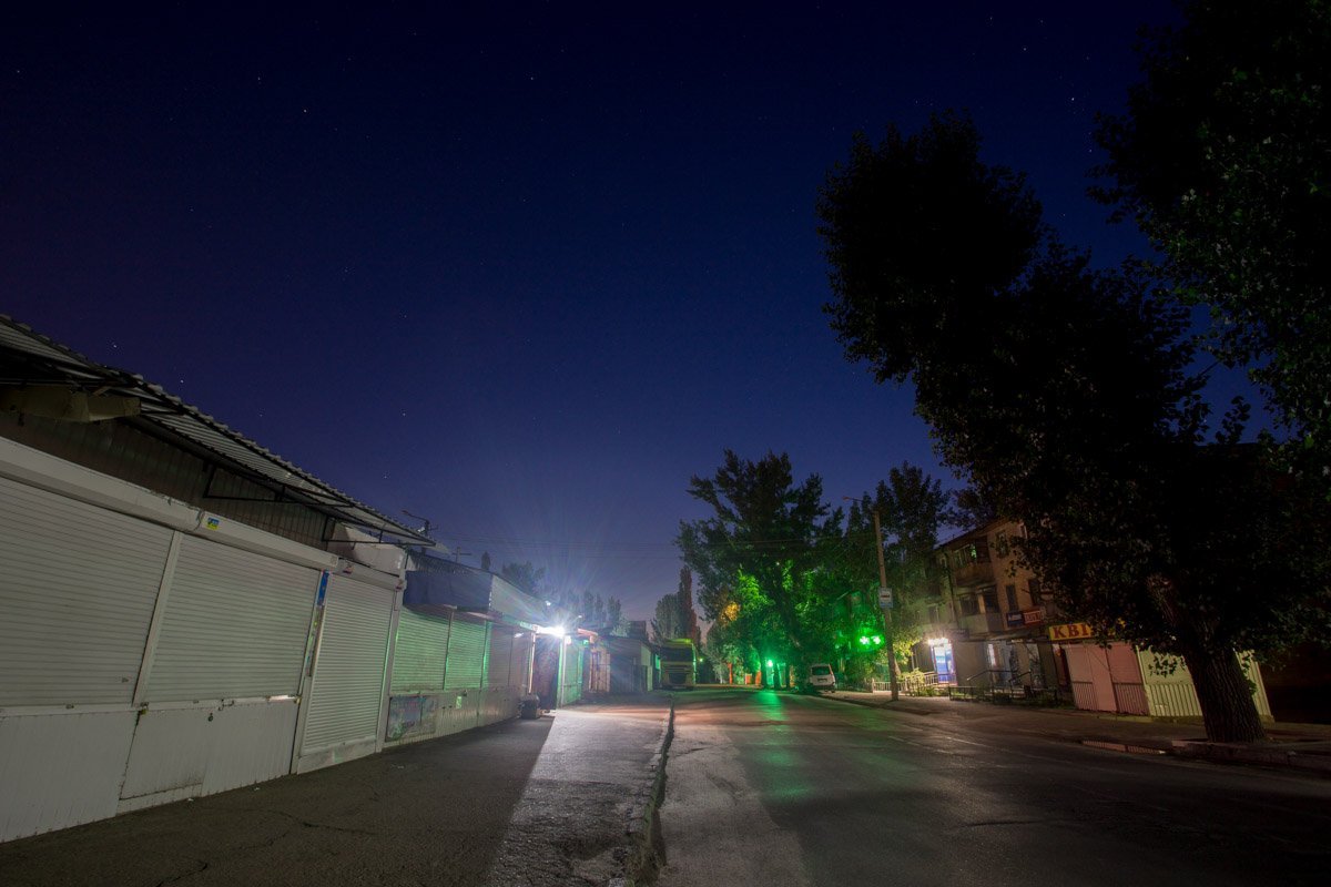 Днем улица наполняется суматохой