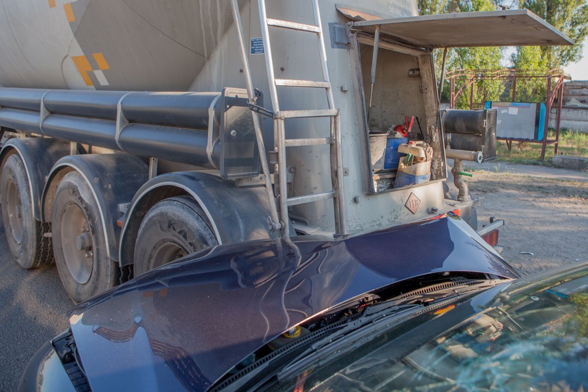 На улице Днепросталевской столкнулись Volkswagen и грузовик На улице Днепросталевской столкнулись Volkswagen и грузовик