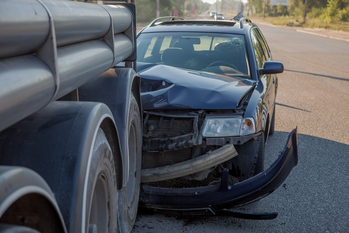Volkswagen влетел в заднюю часть грузовика Volkswagen влетел в заднюю часть грузовика