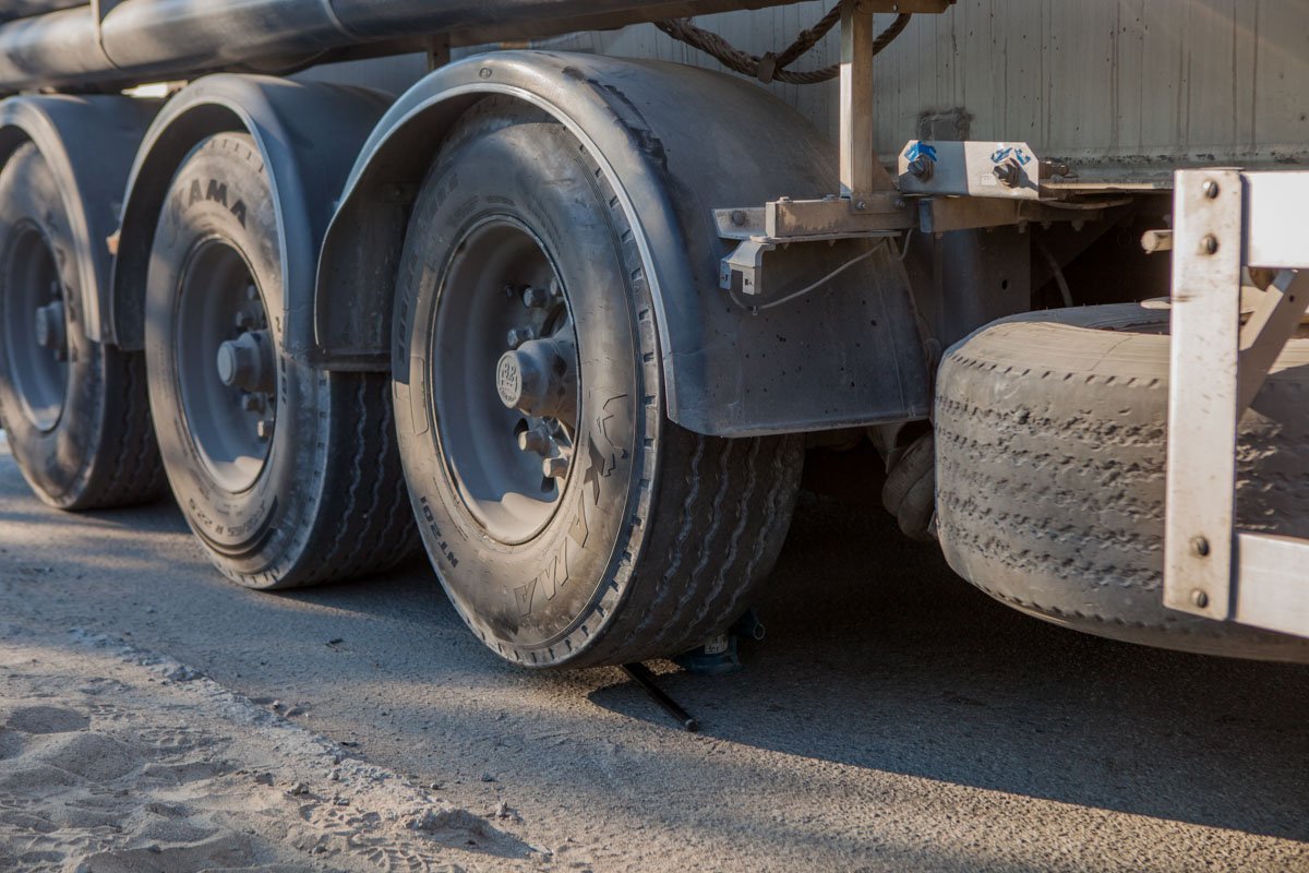 Водитель грузовика лежал во время ДТП под своим авто Водитель грузовика лежал во время ДТП под своим авто