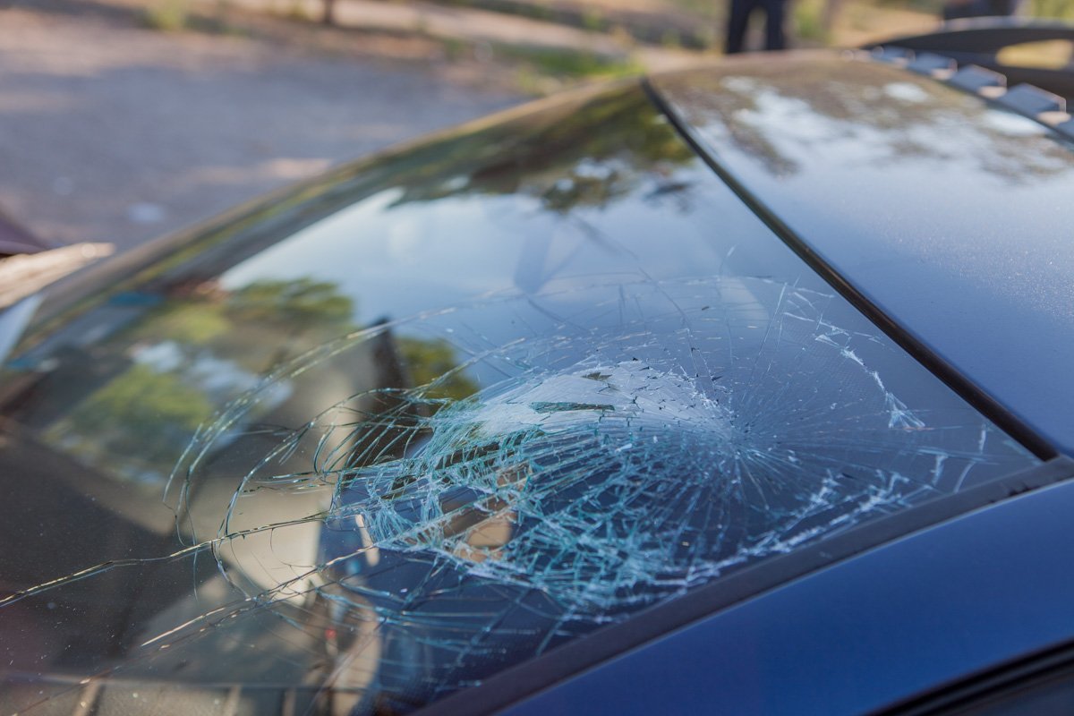 Водитель легкового автомобиля разбил головой лобовое стекло Водитель легкового автомобиля разбил головой лобовое стекло