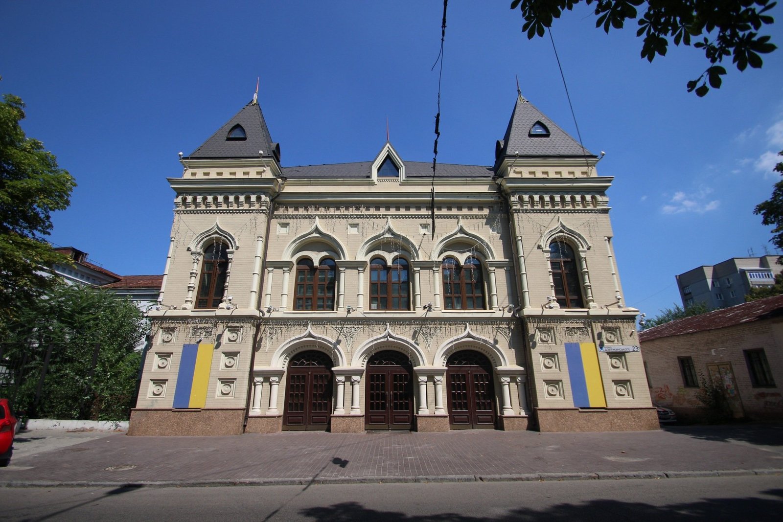 Представители местного купечества решили построить этот особняк с садом и летней эстрадой на углу Новодворянской и Крутогорной улиц Представители местного купечества решили построить этот особняк с садом и летней эстрадой на углу Новодворянской и Крутогорной улиц