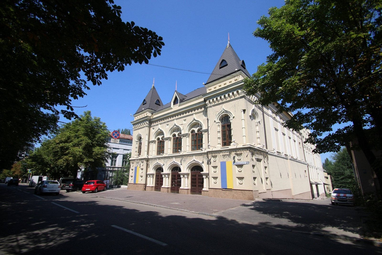 Двухэтажное здание выделяется двумя отдельными корпусами, выступающими на красную линию улицы Двухэтажное здание выделяется двумя отдельными корпусами, выступающими на красную линию улицы