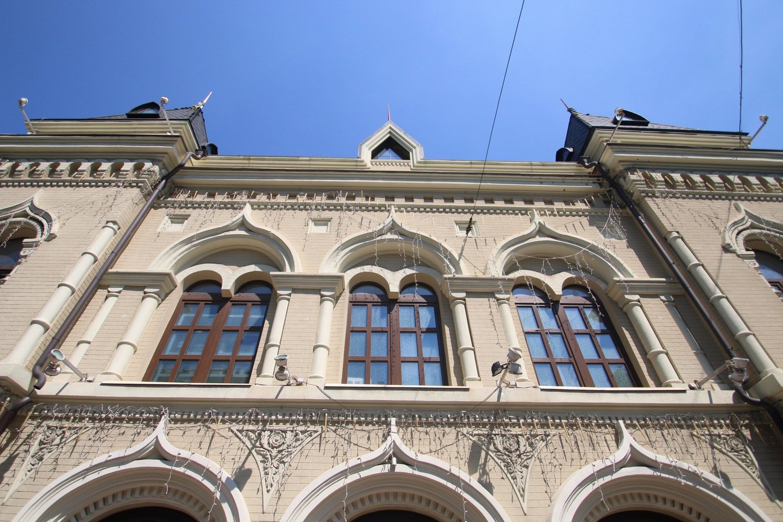 Фасады украшают колонны, арки-кокошники над окнами, а также несколько шатров и башен Фасады украшают колонны, арки-кокошники над окнами, а также несколько шатров и башен