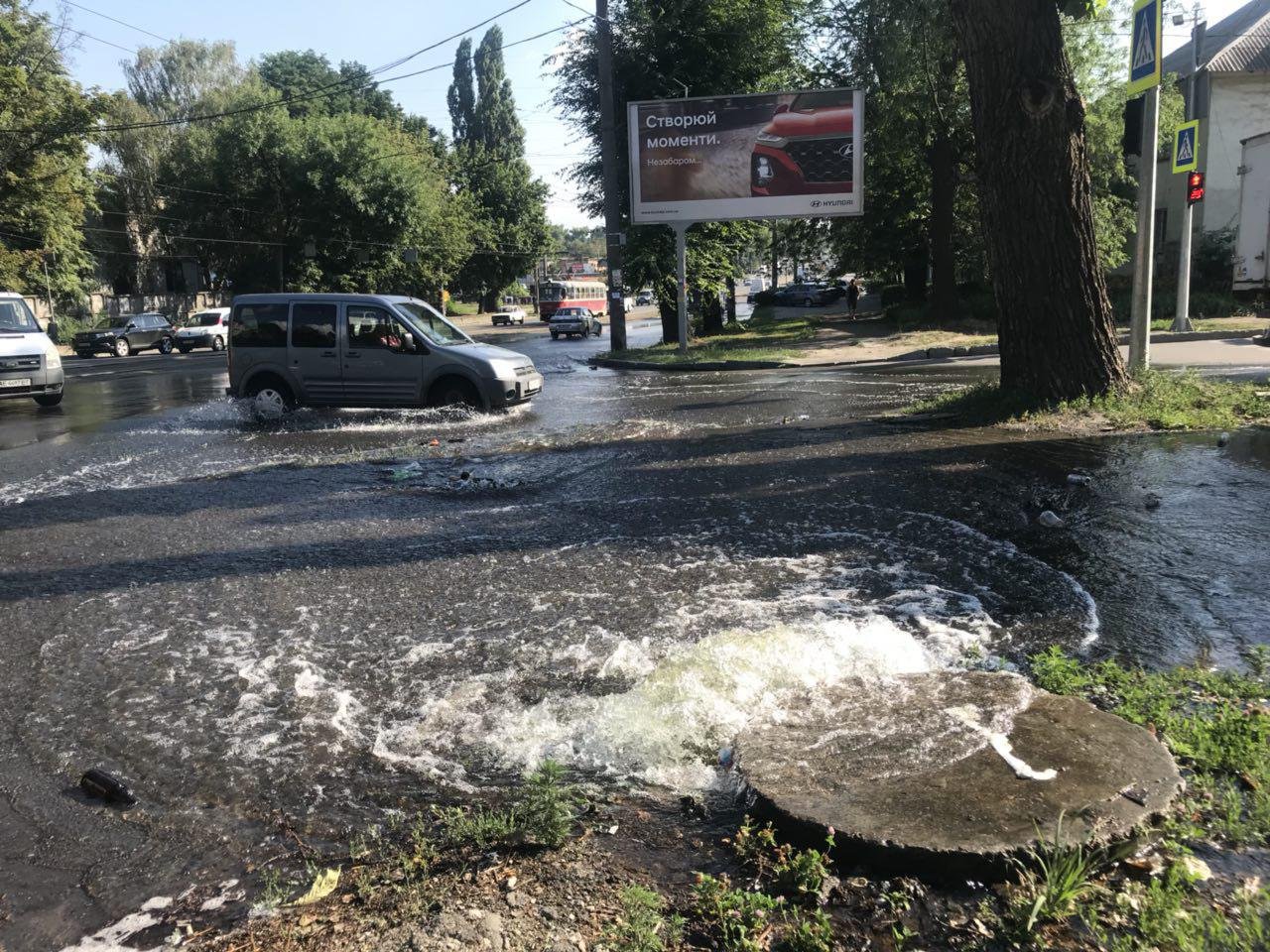 На перекрестке улицы Строителей и проспекта Богдана Хмельницкого случился настоящий потоп На перекрестке улицы Строителей и проспекта Богдана Хмельницкого случился настоящий потоп
