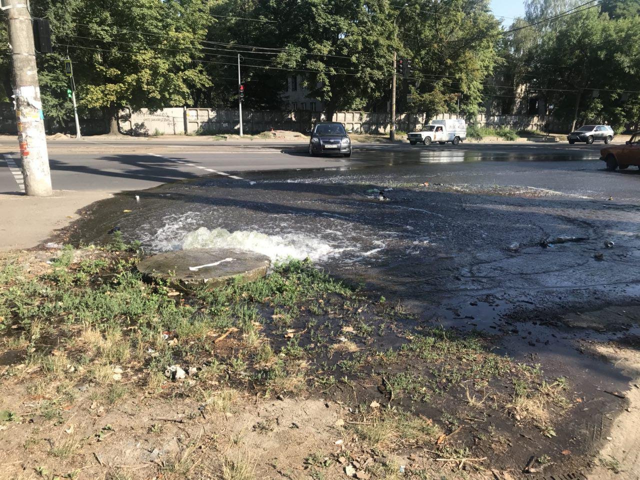 Из люка бьет фонтан холодной воды Из люка бьет фонтан холодной воды