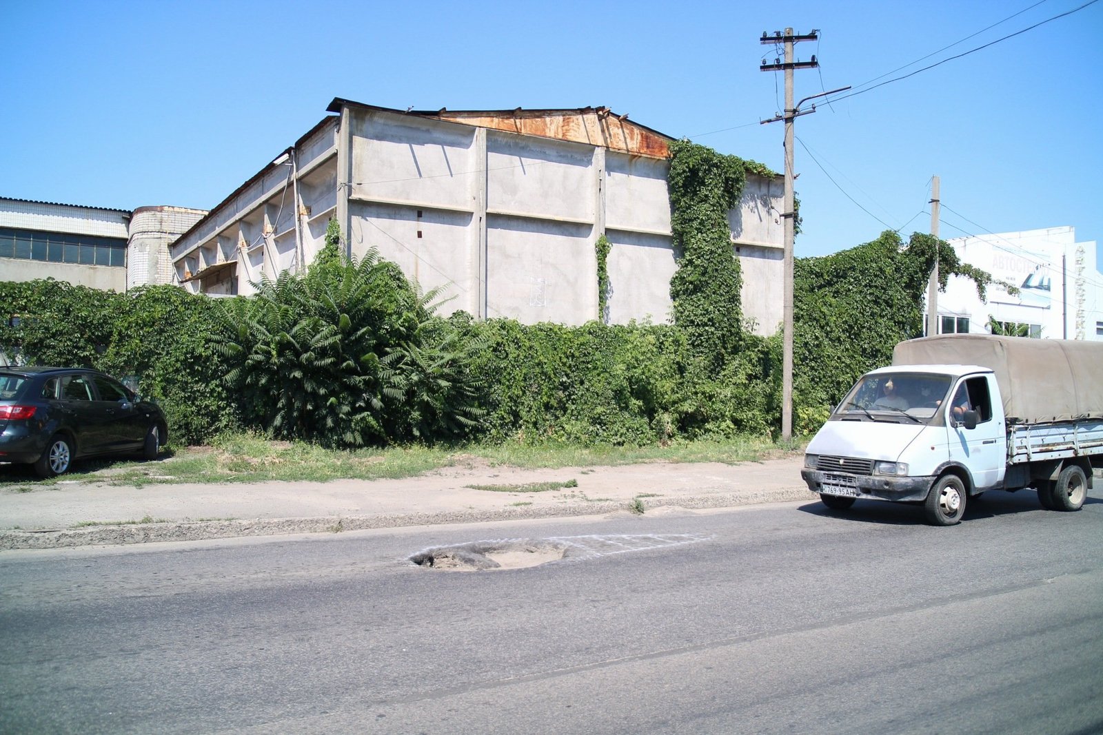 На улице Павлова образовалась глубокая яма На улице Павлова образовалась глубокая яма