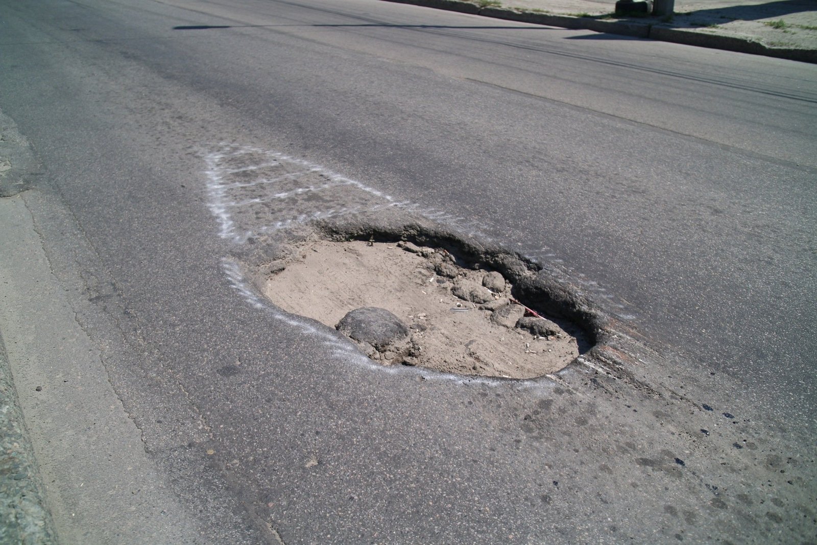 Яма образовалась на проезжей части возле Павлова, 19 Яма образовалась на проезжей части возле Павлова, 19