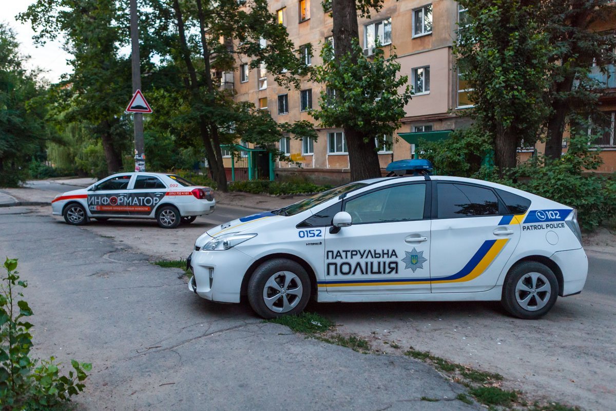 Он разбил стекло в двери и умер от потери крови Он разбил стекло в двери и умер от потери крови