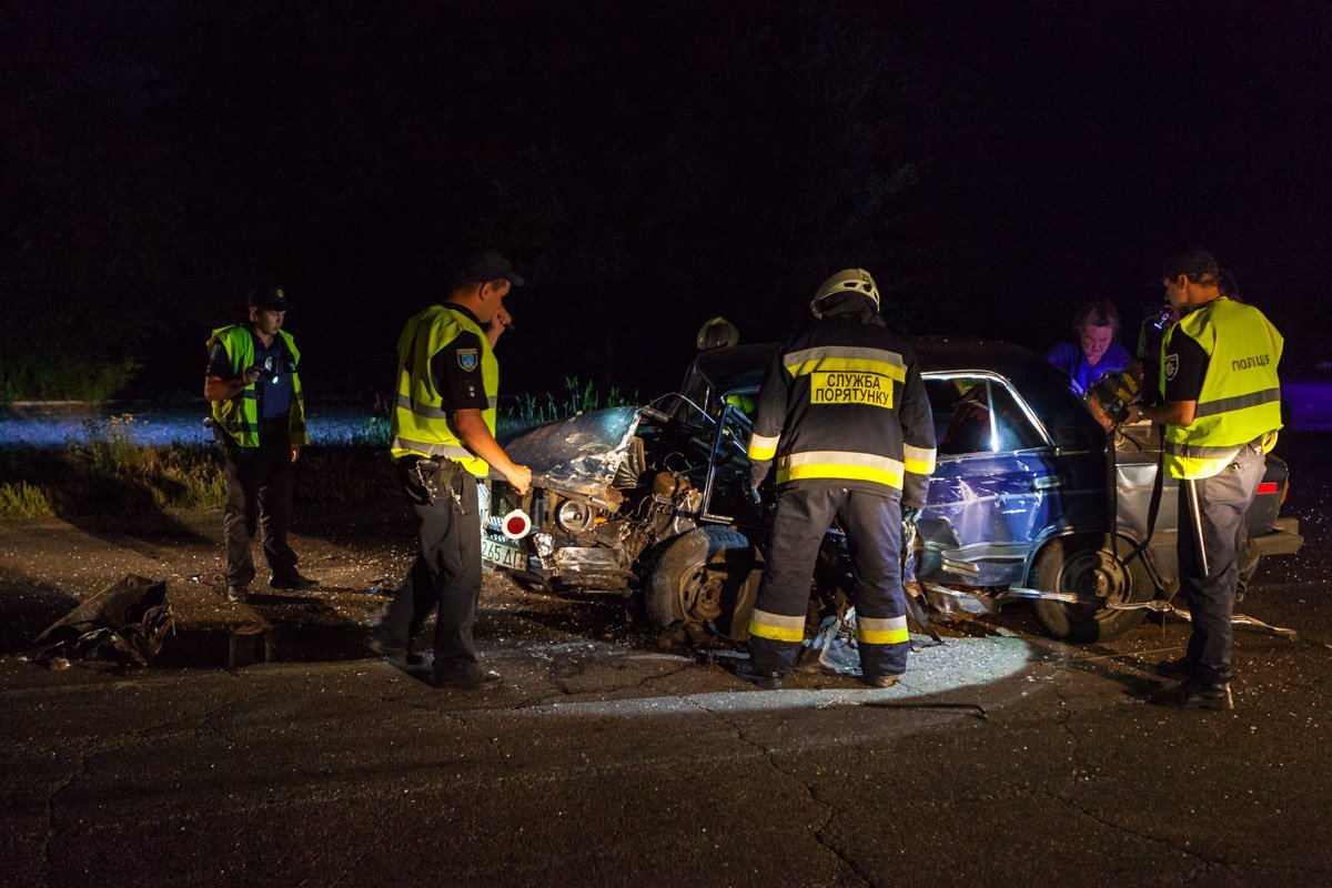 Водителя ВАЗа зажало в машине Водителя ВАЗа зажало в машине