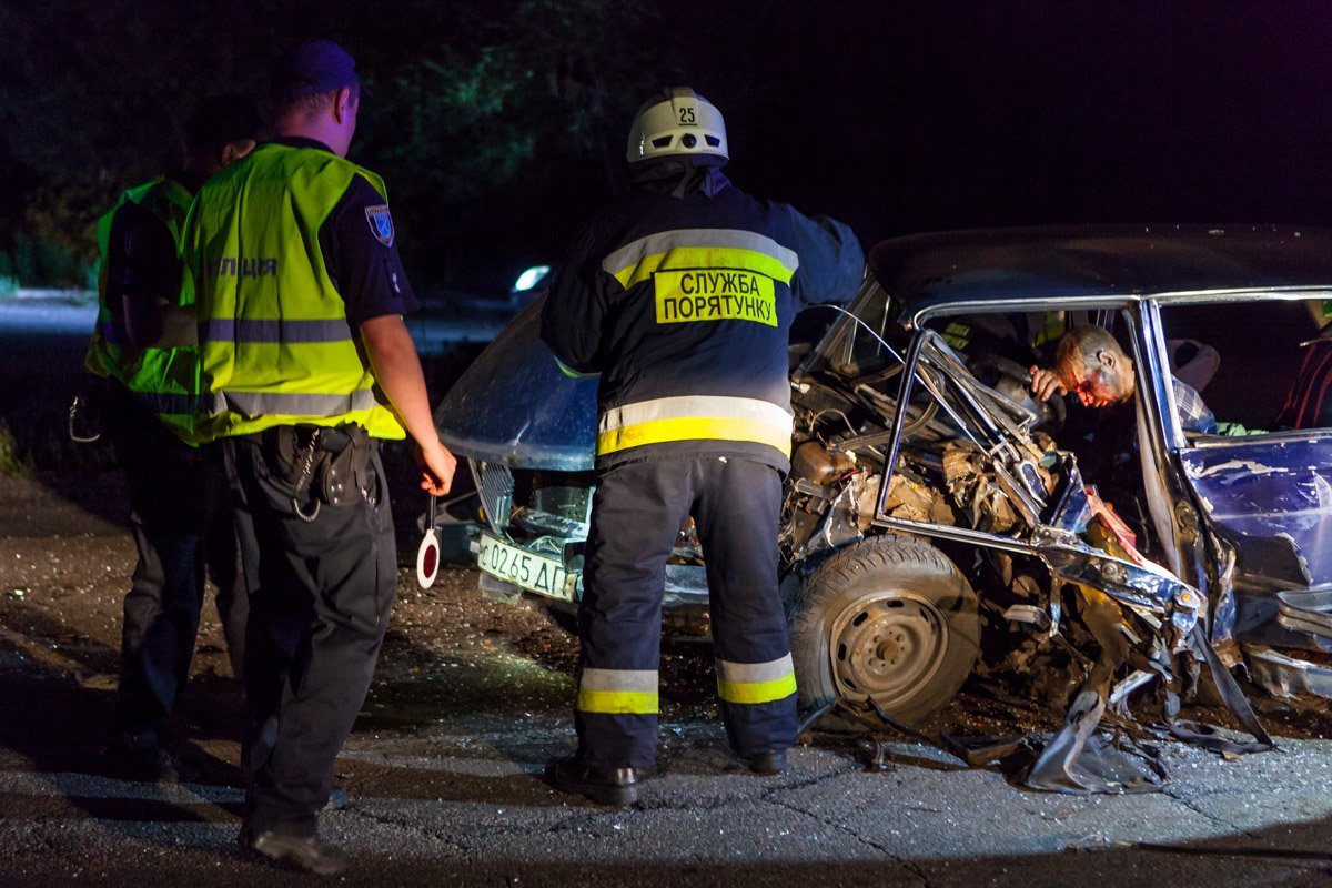 Они вырезали пострадавшего из автомобиля Они вырезали пострадавшего из автомобиля