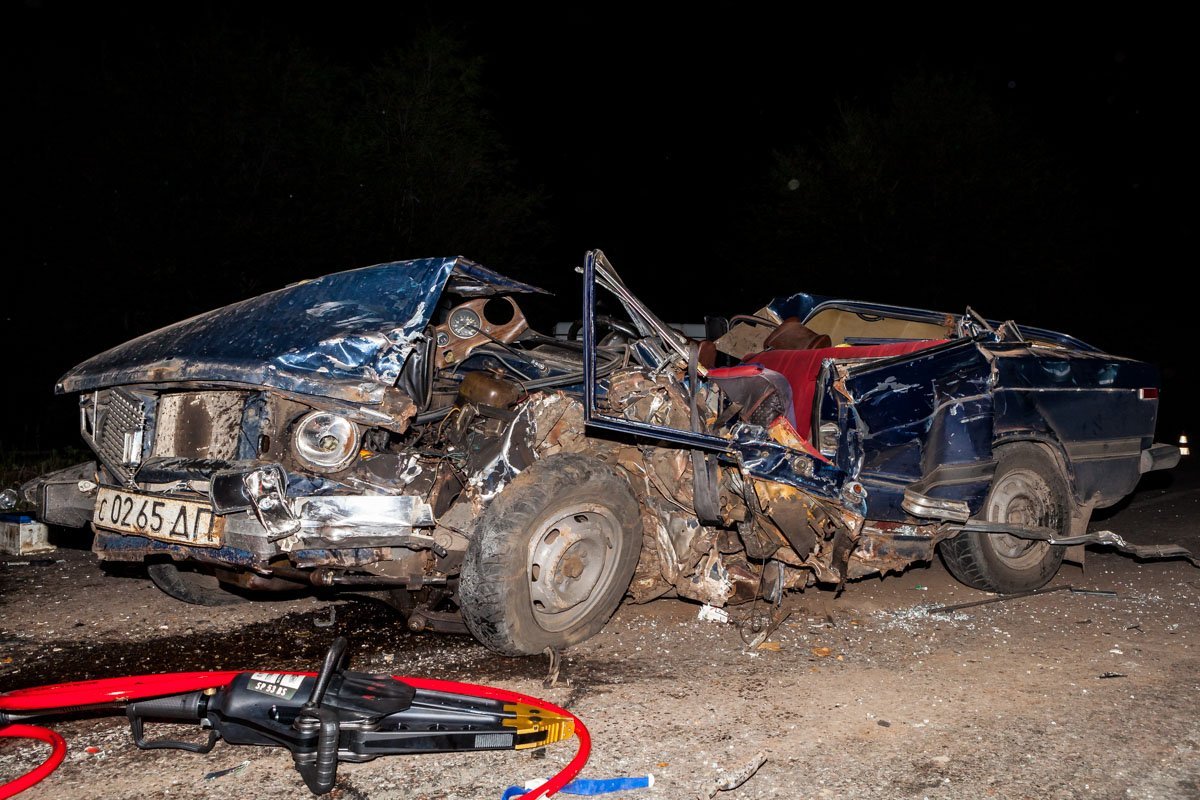 Автомобиль буквально сложило пополам Автомобиль буквально сложило пополам