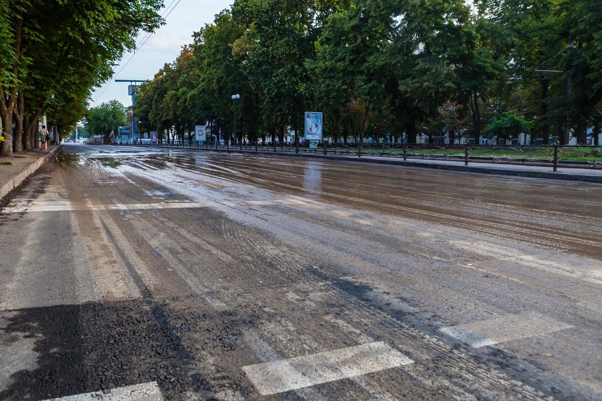 Жители проспекта Яворницкого могли подумать, что ночью в Днепре был сильный ливень