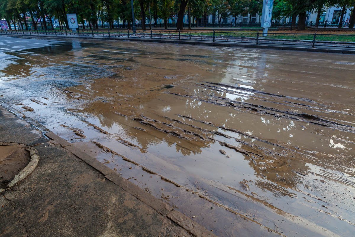 Вода вытекала с примесями глины, из-за чего проспект Яворницкого превратился в болото
