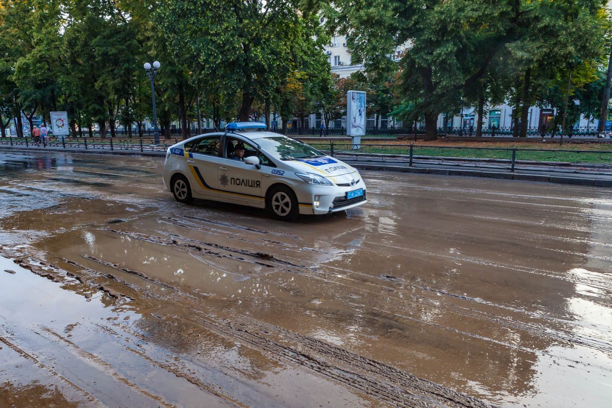 Ситуацию усугубили автомобили, которые развезли грязь по проспекту