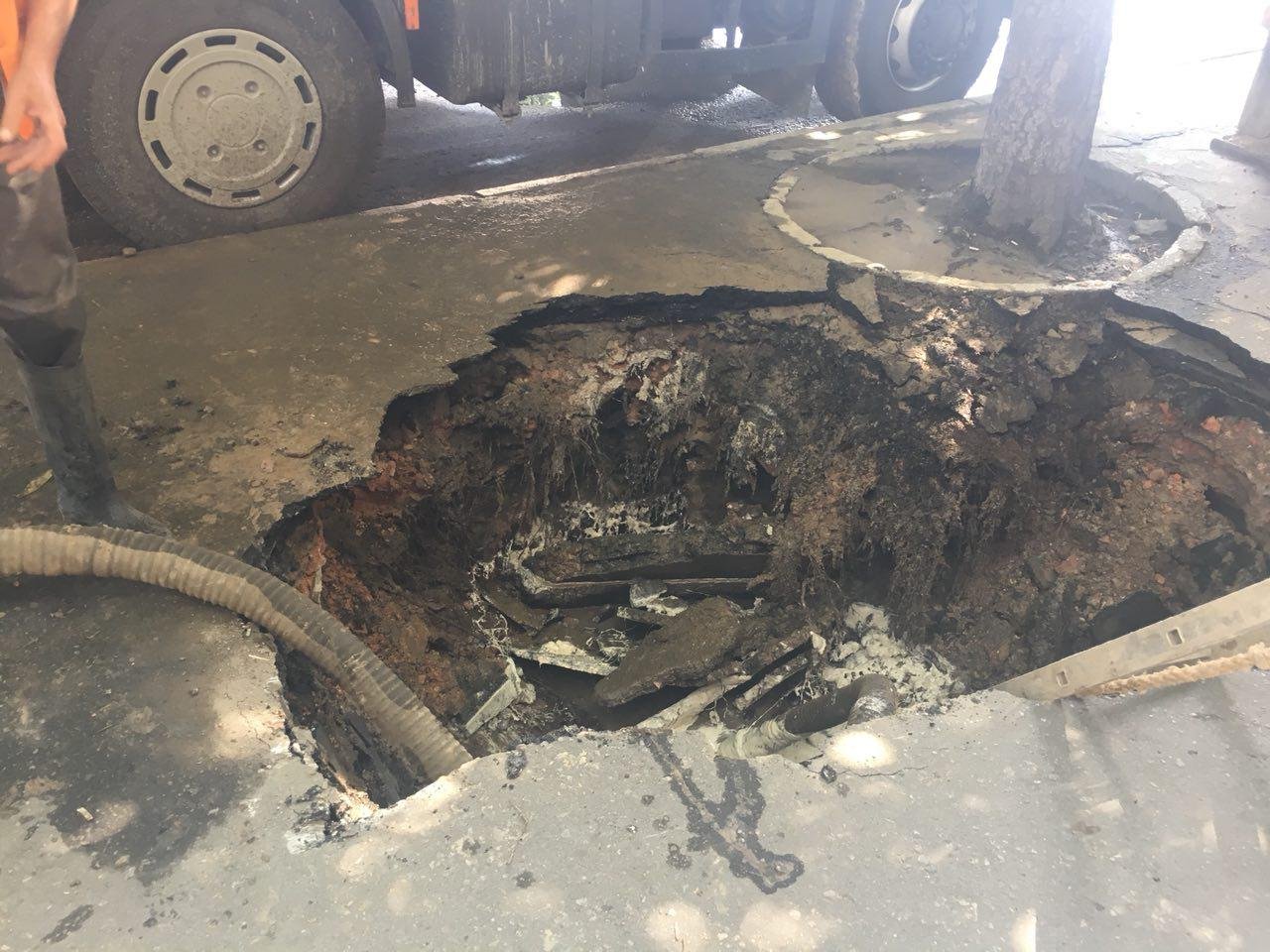 Прорвало трубу с питьевой водой