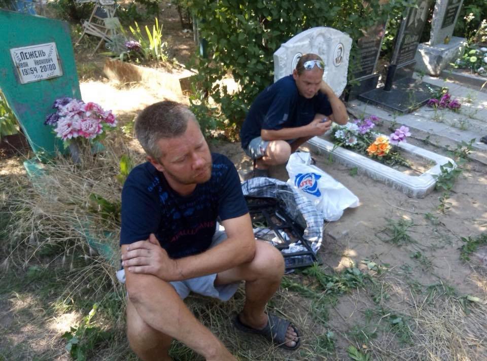 В Днепре задержали расхитителей могил В Днепре задержали расхитителей могил