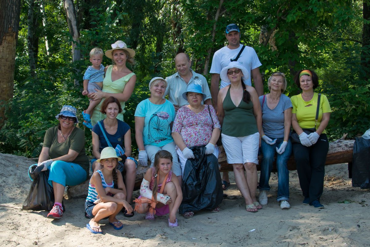 Даже девочка с гипсом хочет помочь природе Даже девочка с гипсом хочет помочь природе