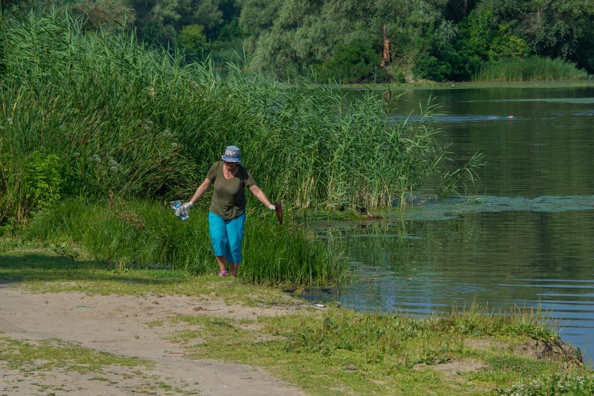 Бутылки кидают даже в воду Бутылки кидают даже в воду