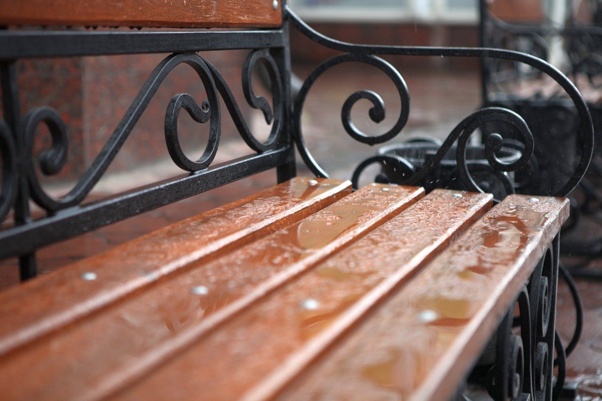 Опустели лавочки