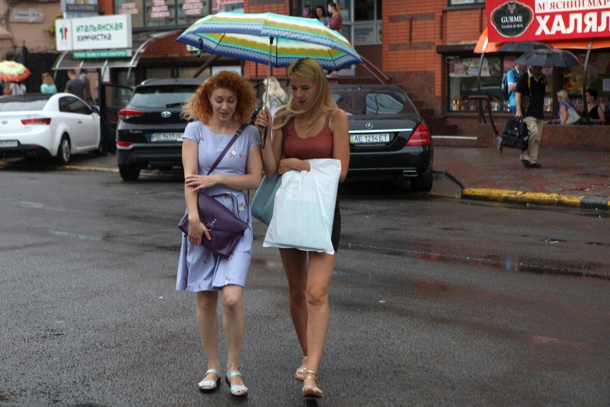 Дождь - бич всех девушек с вьющимися волосами