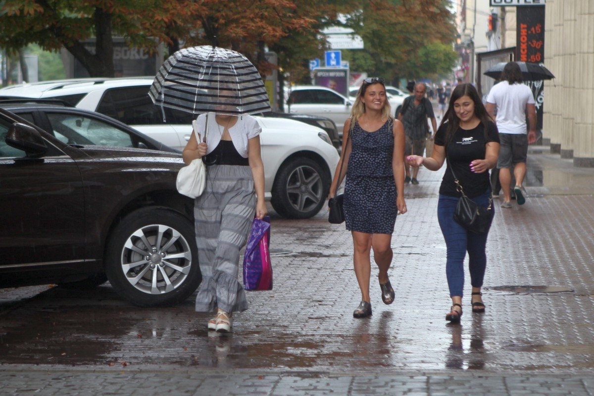 Наконец-то можно достать зонт и спрятаться от этих мерзких людишек