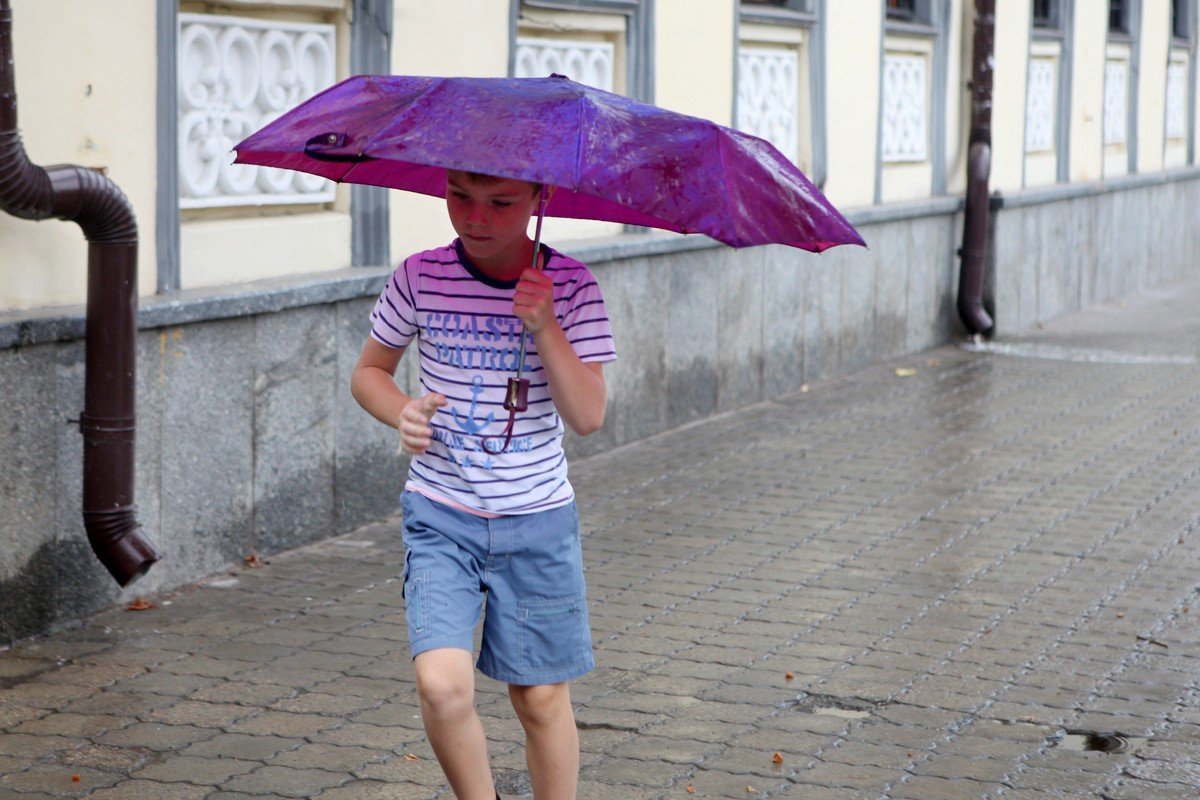 Дети умеют радоваться летнему дождю