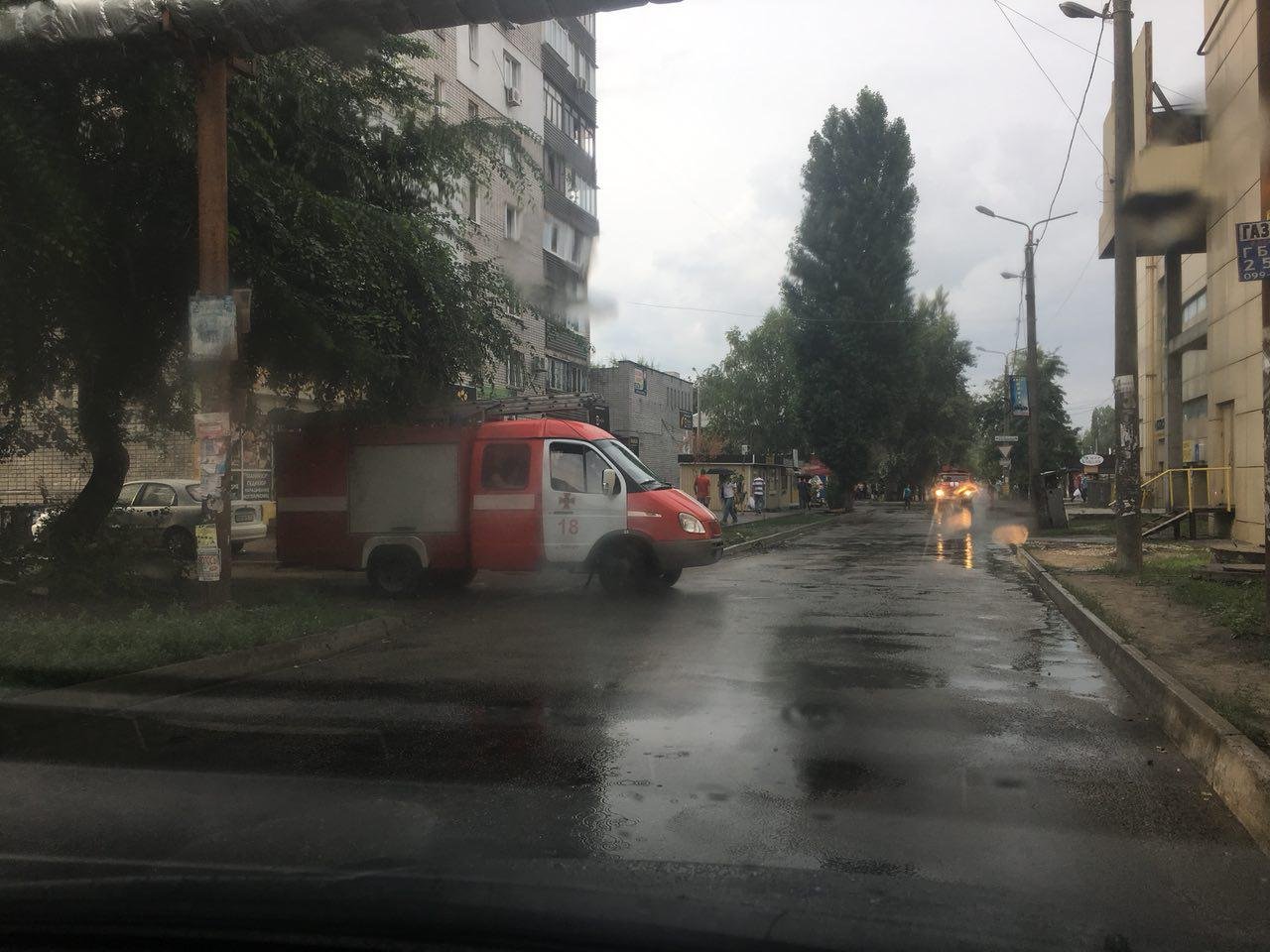 На место выехали спасатели 3-й и 18-й государственной пожарно-спасательных частей На место выехали спасатели 3-й и 18-й государственной пожарно-спасательных частей