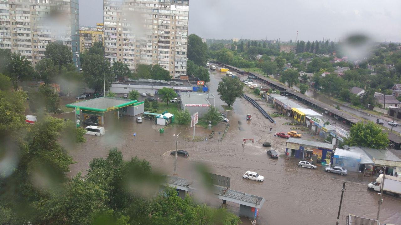 В Днепре затопило жилой массив Парус В Днепре затопило жилой массив Парус