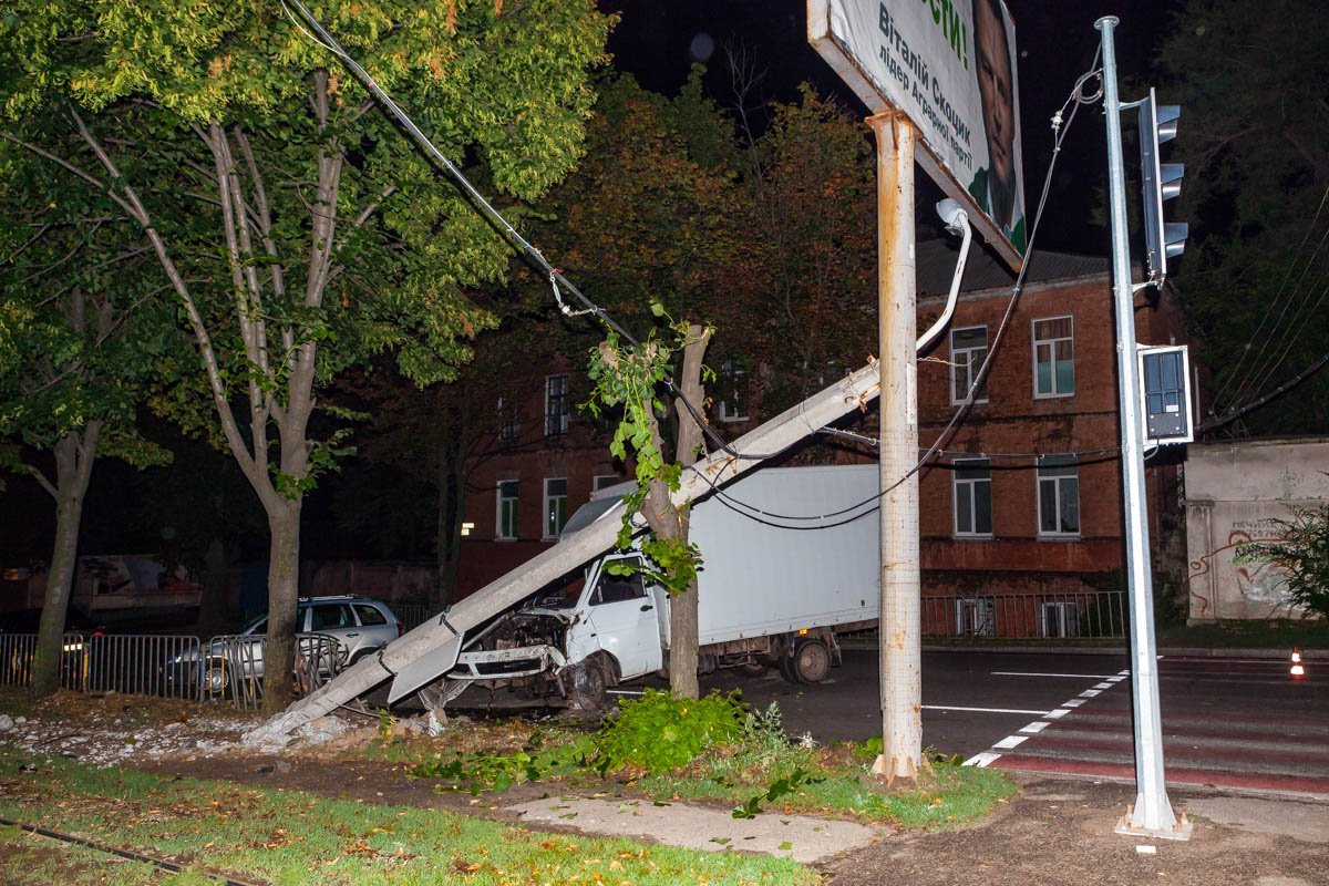 ДТП произошло на перекрестке улиц Рабочая и Ньютона ДТП произошло на перекрестке улиц Рабочая и Ньютона