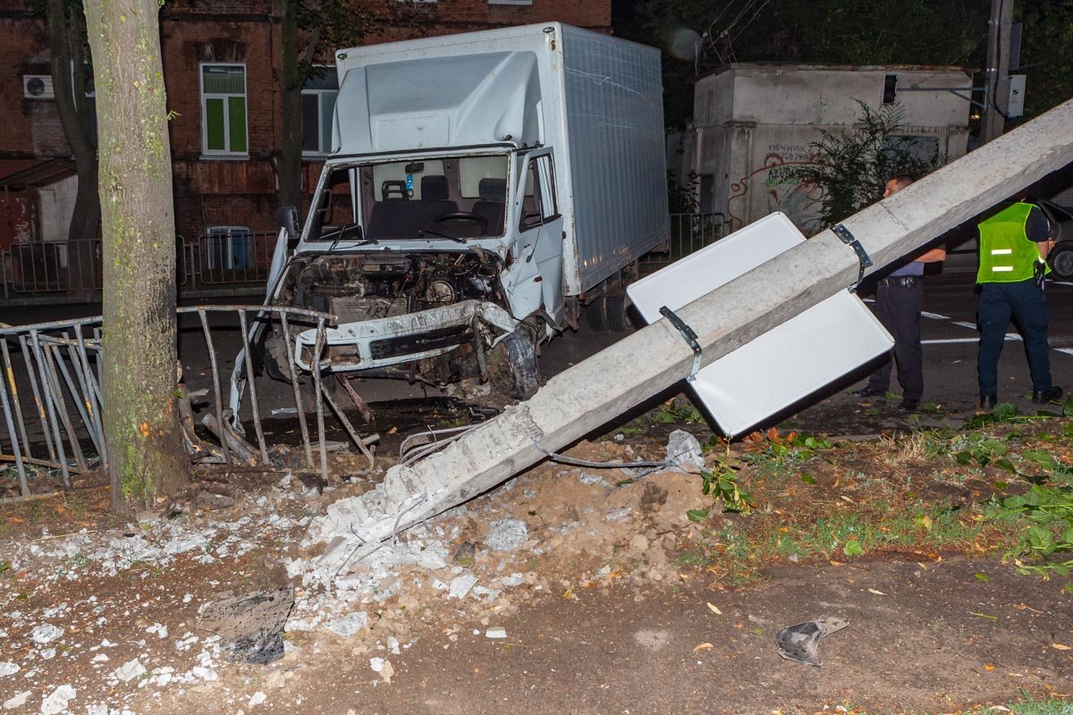 Водитель грузовика уснул за рулем Водитель грузовика уснул за рулем