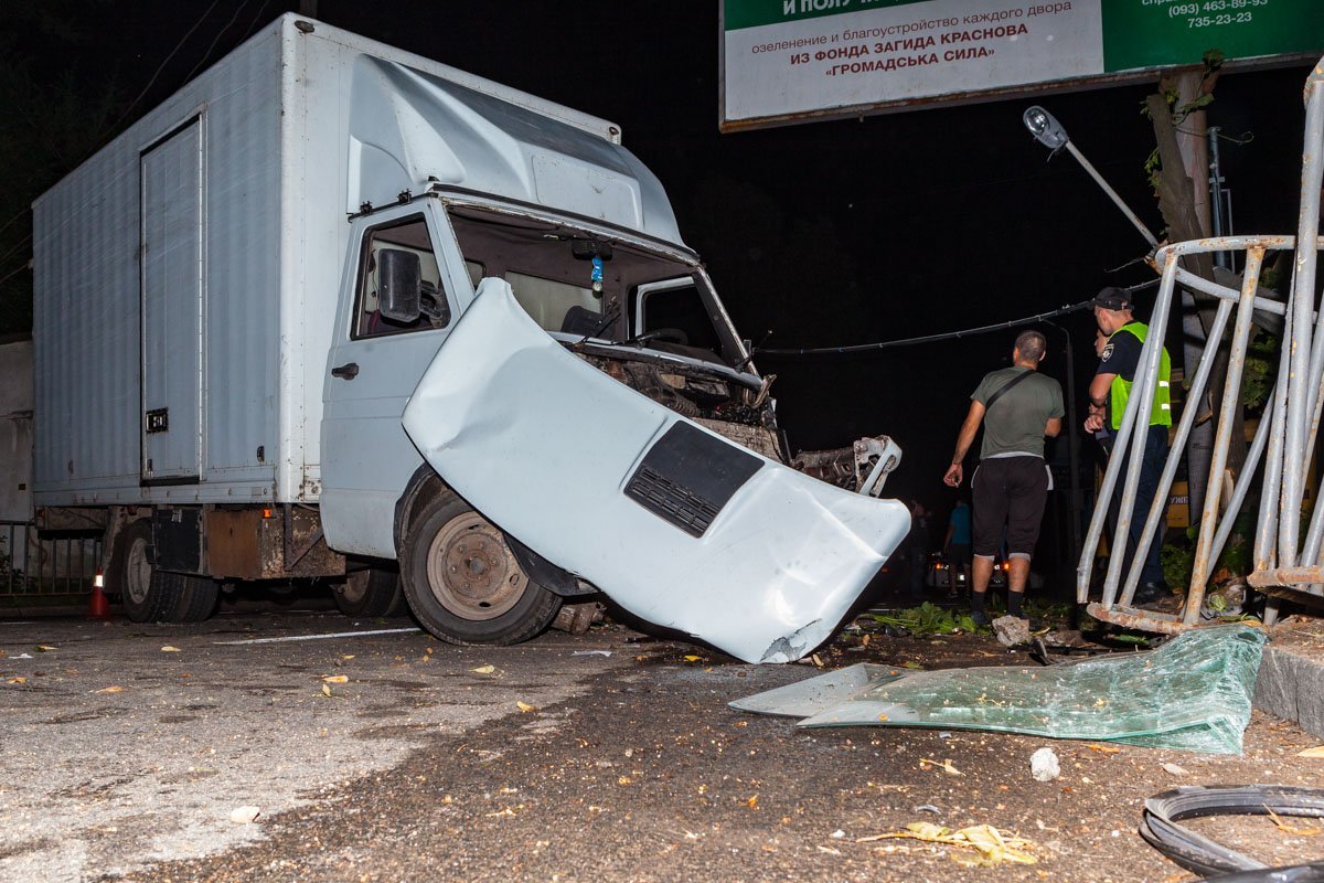 Iveco снес ограждение и столб Iveco снес ограждение и столб