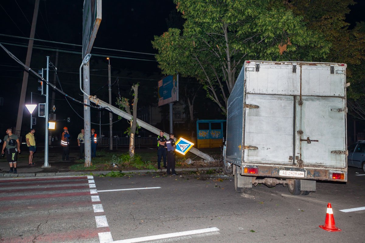 Кабеля со столба повисли над перекрестком Кабеля со столба повисли над перекрестком